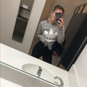 🎀 ADIDAS CROP SWEATSHIRT 🎀